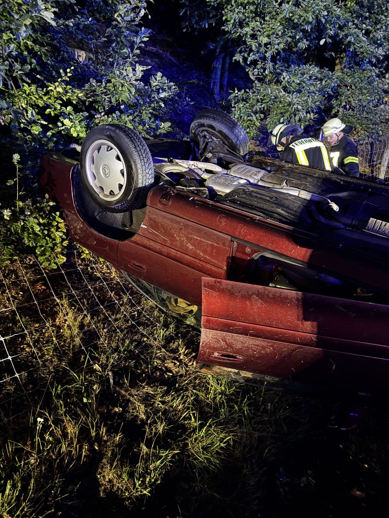 Nr.30-Verkehrsunfall B45,PKW auf Dach